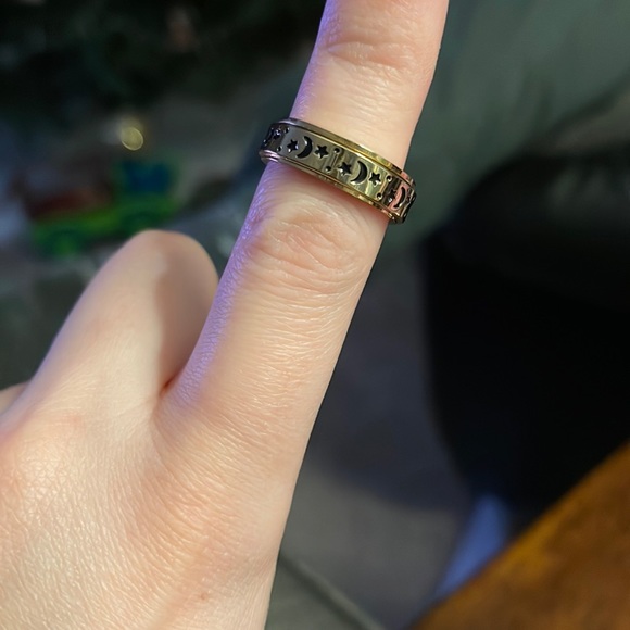 NWOT Fidget Ring - Picture 3 of 3